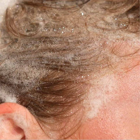 nærbillede af shampoo i hår